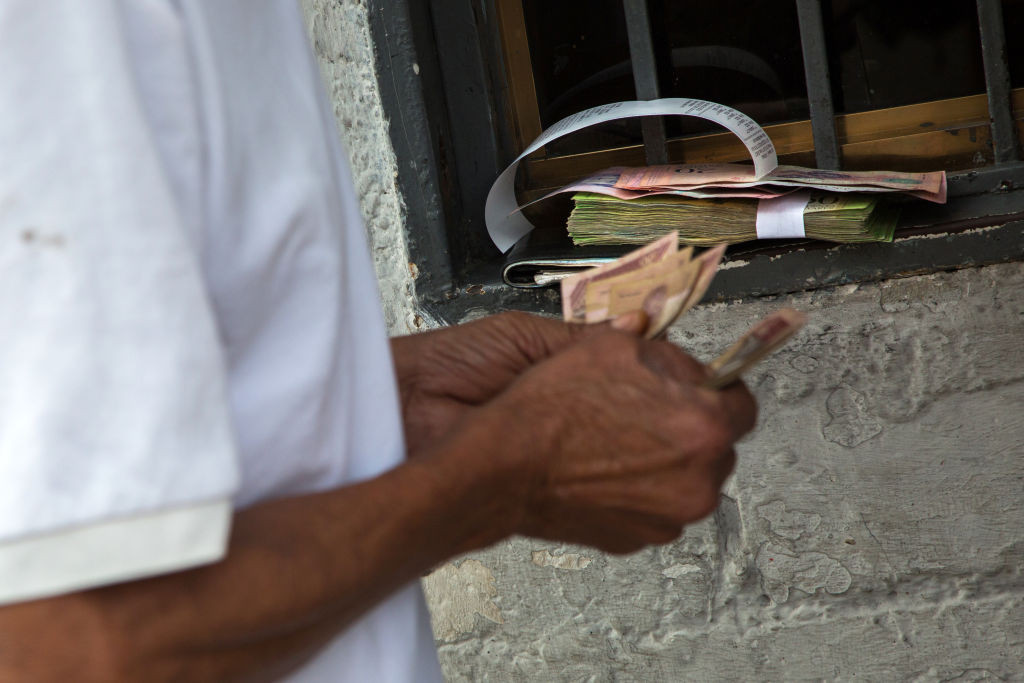 Venezuela va adopta o monedă virtuală, "petro". Inflaţia a trecut de 800%