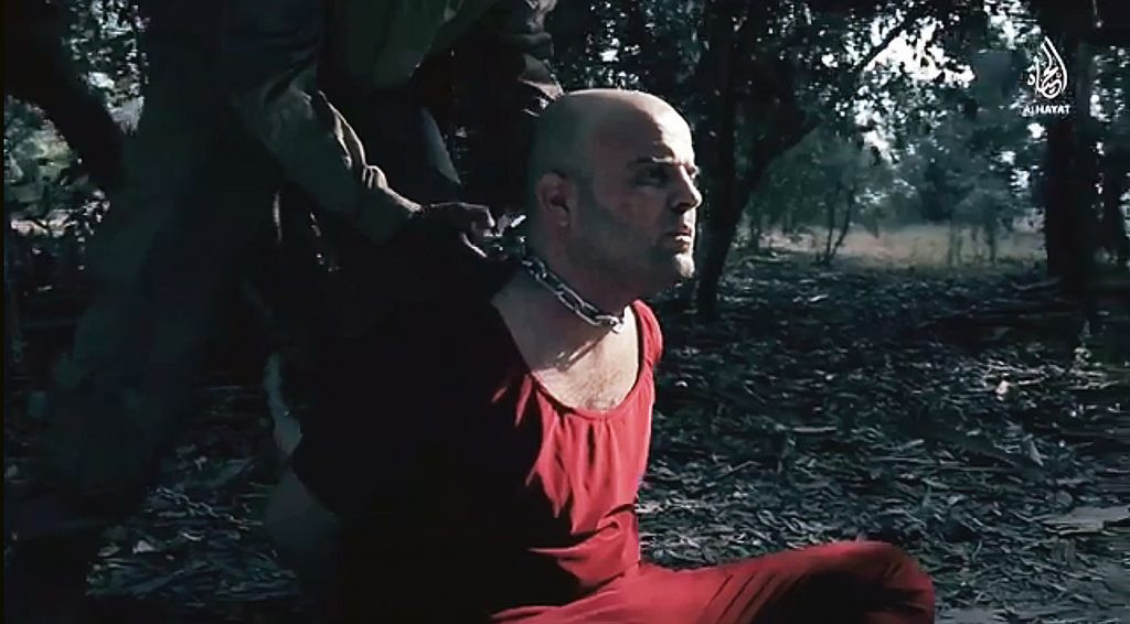 Un pilot sirian a fost ars de viu de teroriștii ISIS, care au publicat imaginile online