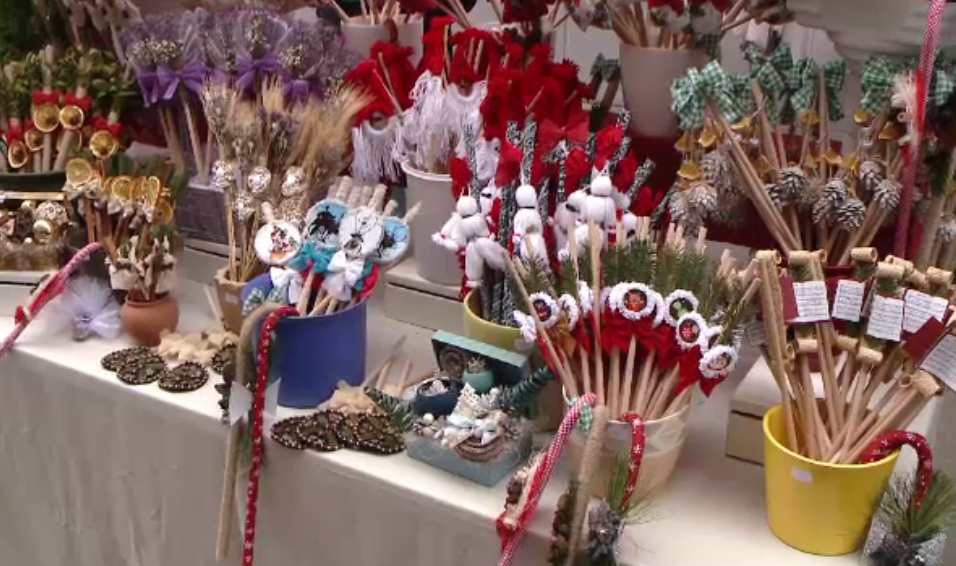 Moș Nicolae, așteptat de toți copiii. Modelele ingenioase de nuielușe de pe tarabe