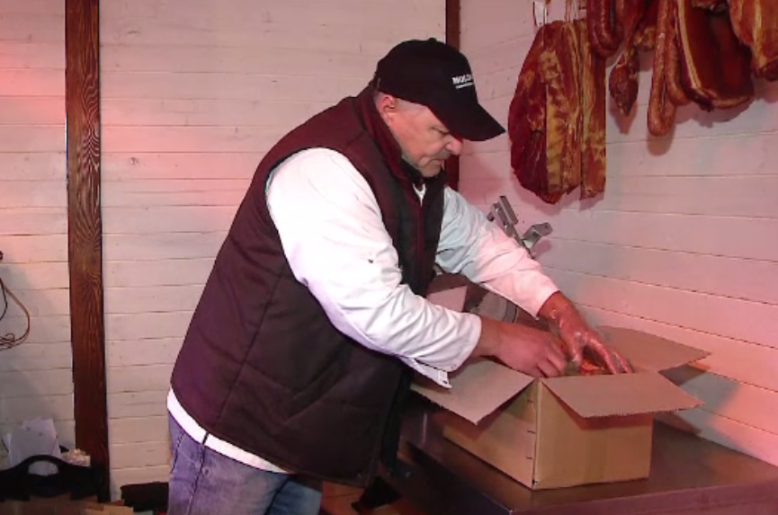 Mezeluri, brânzeturi și alte delicatese pentru Crăciun, pregătite pentru românii din străinătate