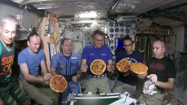 Imagini inedite date publicității de NASA - astronauți preparând pizza pe Stația Spațială Internațională