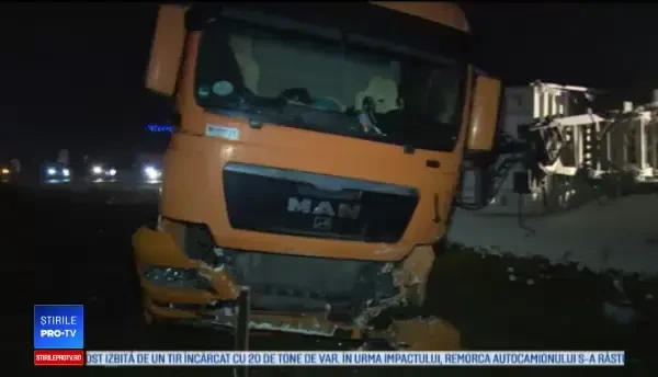 Trei persoane au murit, după ce mașina lor a fost izbită de un TIR plin cu var