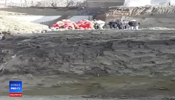 Cei doi bărbaţi peste care a căzut malul de pământ au fost scoşi, dar erau deja decedaţi