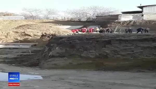 Cei doi bărbaţi peste care a căzut malul de pământ au fost scoşi, dar erau deja decedaţi