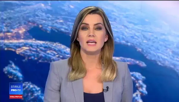 Un copac de peste 20 de m înălțime, prăbușit peste o mașină, în Oradea