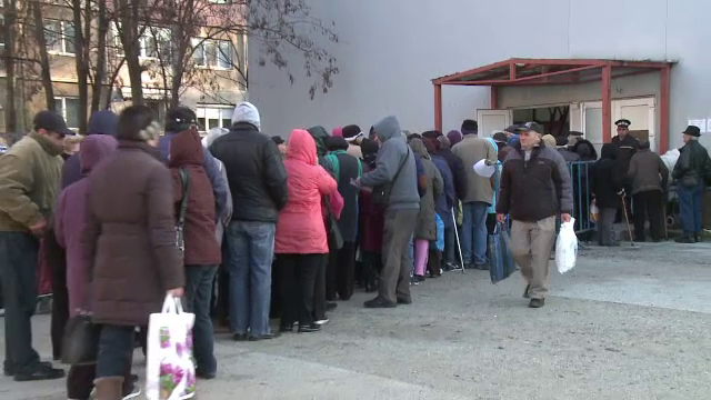 Sute de persoane au așteptat, în frig, să primească alimente de la autoritățile locale