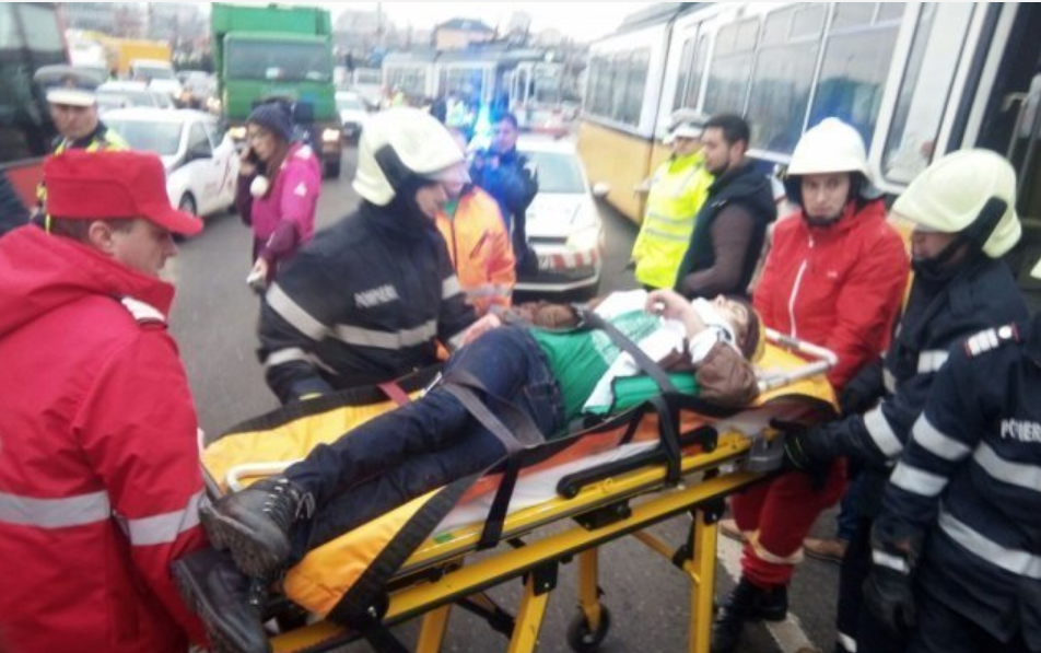 Ieșean, în stare gravă, după ce s-a aruncat în fața unui tramvai