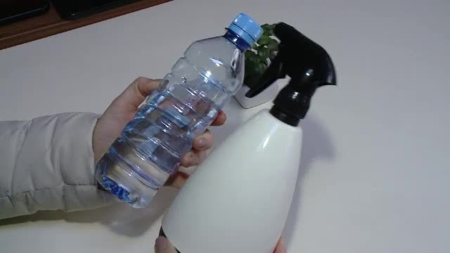 A crezut că-i dă copilului apă din minibarul de la hotel, dar era soluţie de curăţat. "Ceva care ardea"