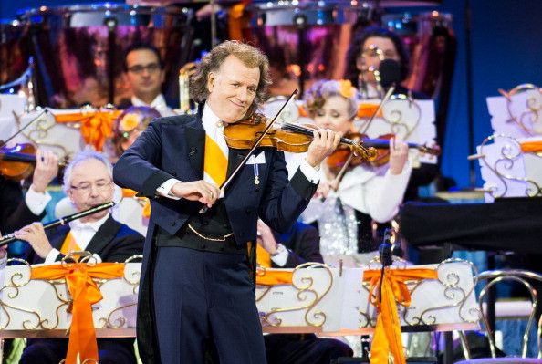 Andre Rieu scapă de amenda de 100.000 de € după ce a permis unor copii români să urce pe scenă, după ora 23:00