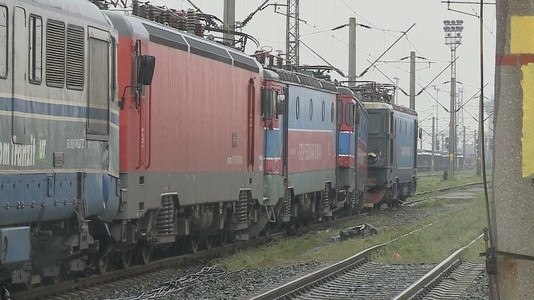 Circulaţia feroviară oprită complet între staţiile Rupea şi Caţa. O locomotivă a luat foc