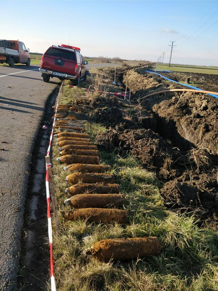 O bombă de aruncător și mai multe proiectile descoperite de o echipă de muncitori, în Timiș