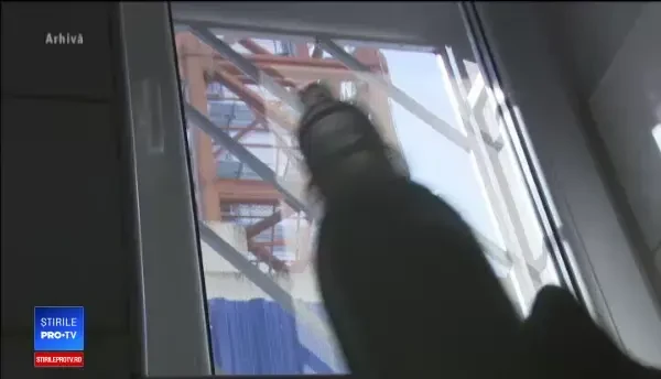 A crezut că-i dă copilului apă din minibarul de la hotel, dar era soluţie de curăţat