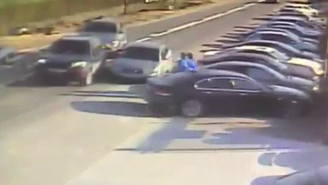 Fiul unei judecătoare din Craiova, acuzat că a distrus o mașină în trafic