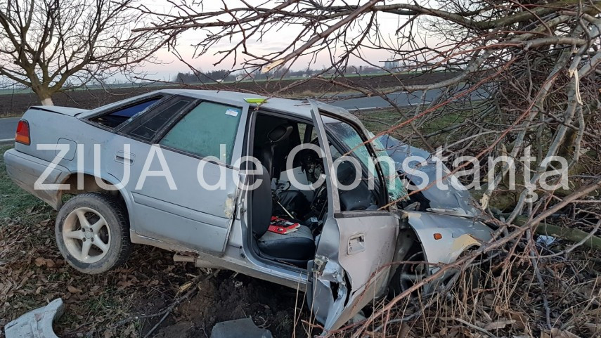 Accident mortal pe DN3. O femeie a murit, după ce mașina sa a izbit un copac
