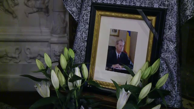 La Castelul Peleş, locul în care a copilărit Majestatea sa Regele Mihai, oamenii îi aduc deja un ultim omagiu suveranului