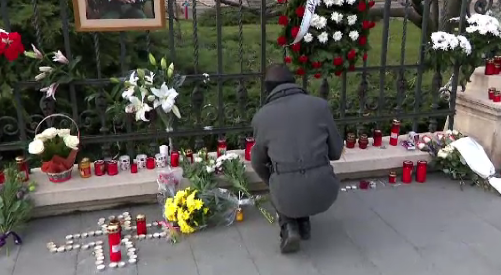 ”Este o pierdere uriașă”. Mesajele emoționante ale oamenilor care au mers să-i aducă un omagiu Regelui Mihai