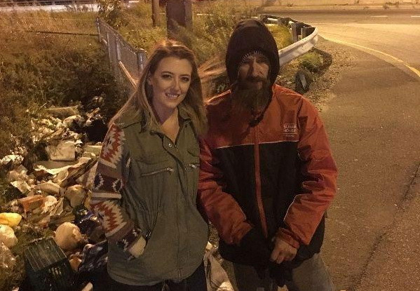 Omul străzii care a ajutat o femeie cu ultimii săi bani şi-a cumpărat casă cu donaţiile primite