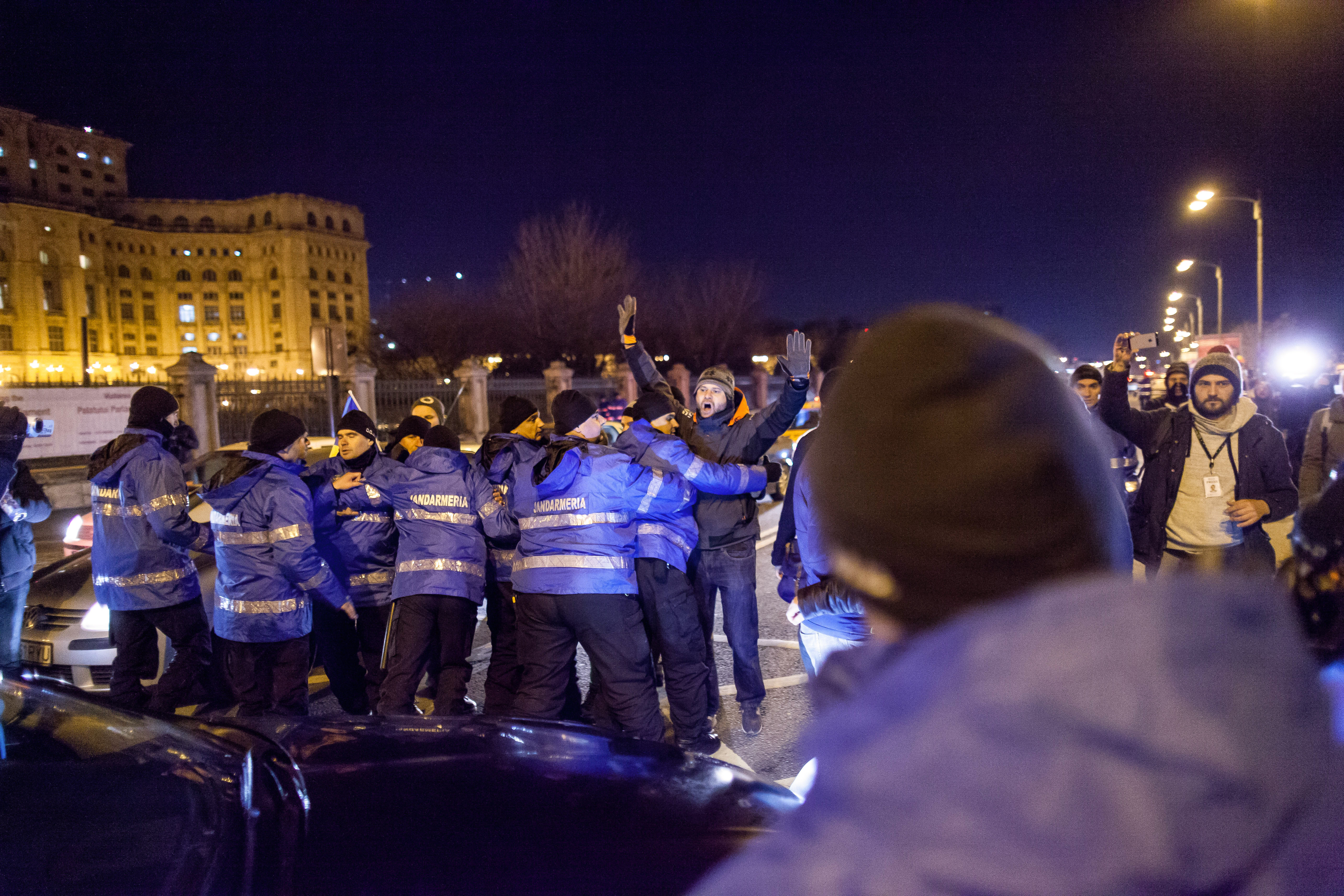 Mesajul protestatarului flancat de jandarmi la Parlament: ”Slugile ne fură viitorul pe care l-am putea avea”