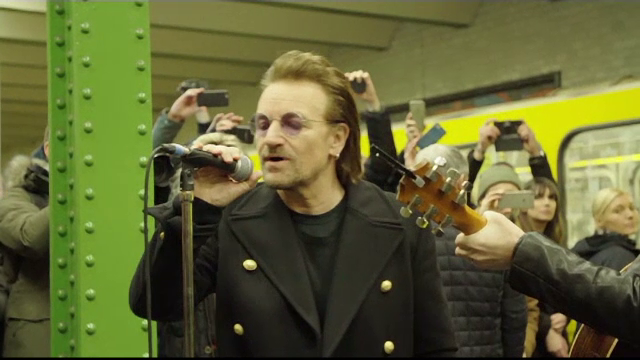 Bono a rămas fără voce în timpul unui concert la Berlin. Ce a urmat. VIDEO