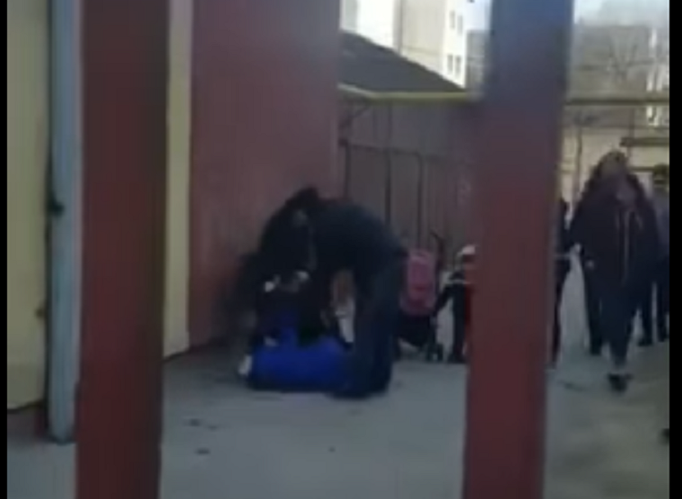 Trei femei s-au bătut în curtea şcolii unde învaţă copiii lor, în Slatina