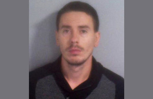 Român condamnat, după ce a încercat să introducă în M. Britanie 5 vietnamezi ascunși între saci cu haine