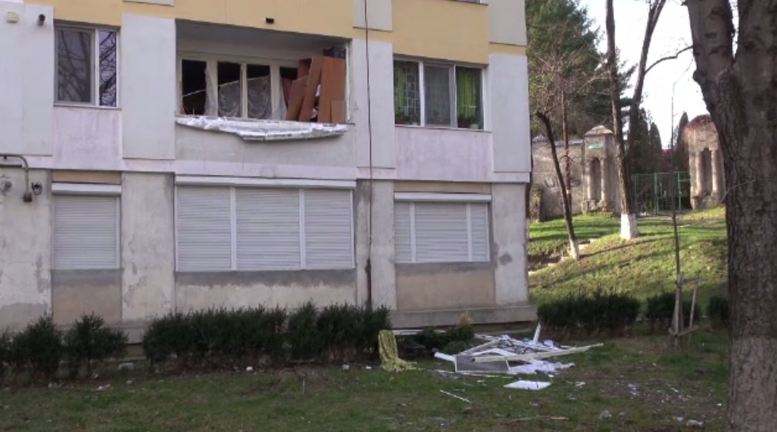 Explozie puternică într-un bloc din Onești. Două persoane au ajuns la spital cu arsuri grave