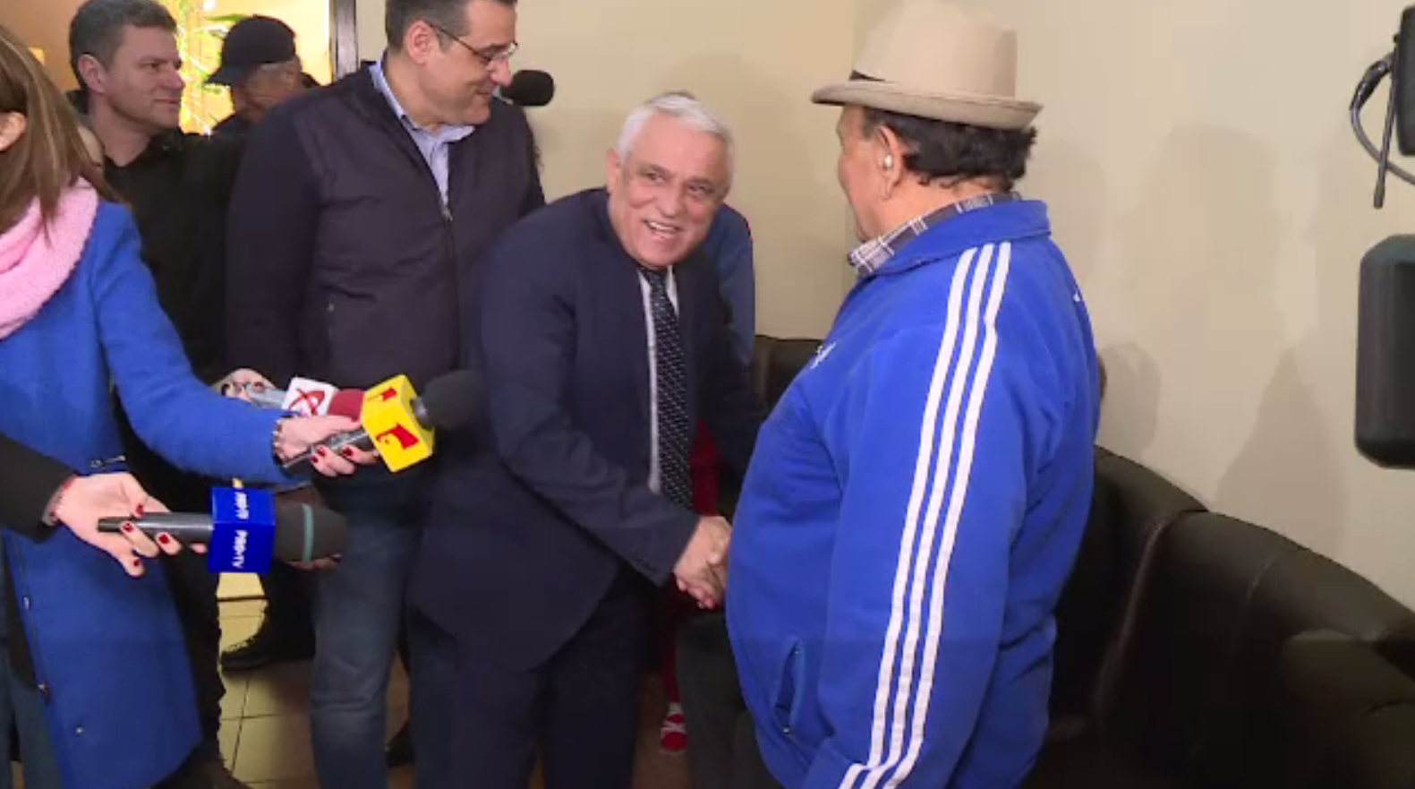 Petre Daea a donat 50 de plăpumi din lână unui centru de bătrâni, ”din banii lui de om”