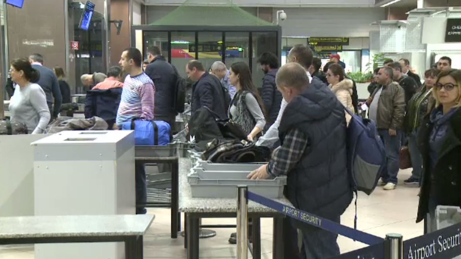 Companiile aeriene vând mai multe bilete decât locuri, de sărbători. Cum pot câștiga pasagerii