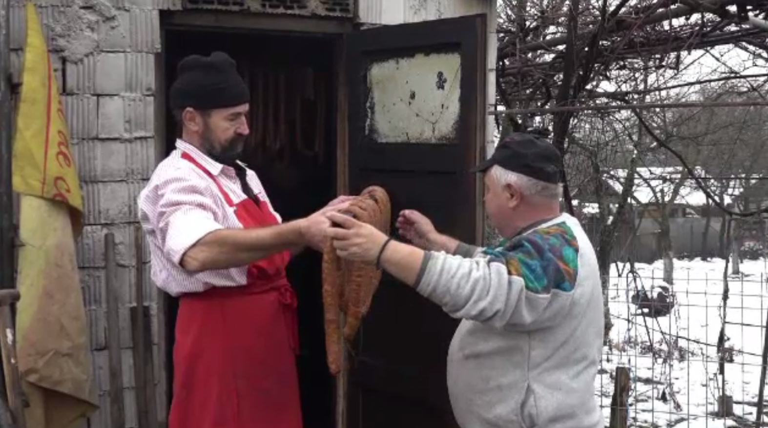 În prag de sărbători, producătorii din Ardeal au pus cârnații și caltaboșii la afumat