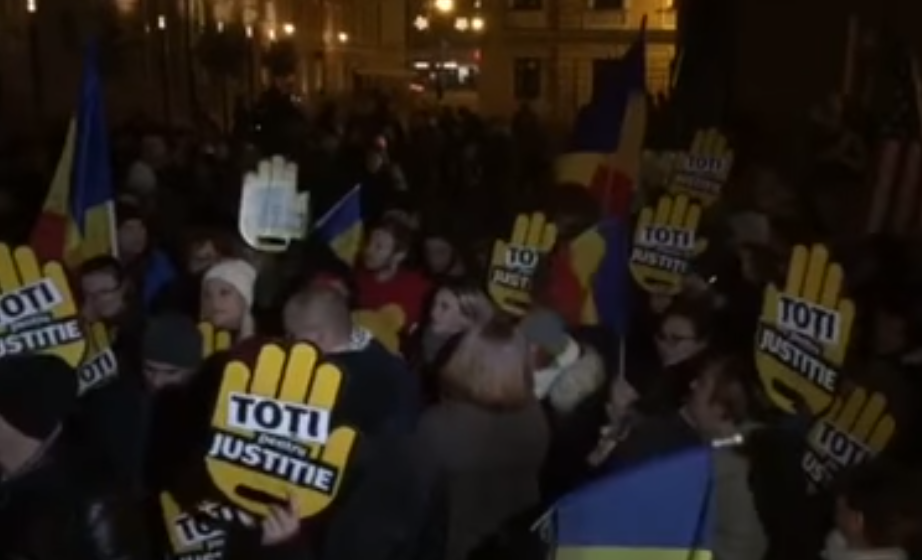 Nou protest la Parlament. Manifestaţii au avut loc şi la Sibiu şi la Timişoara. VIDEO