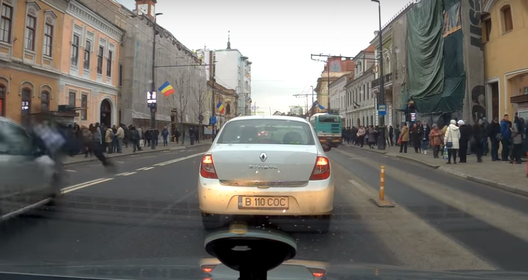 Elev lovit în plin de o mașină, pentru că nu s-a asigurat la traversare. Momentul a fost filmat