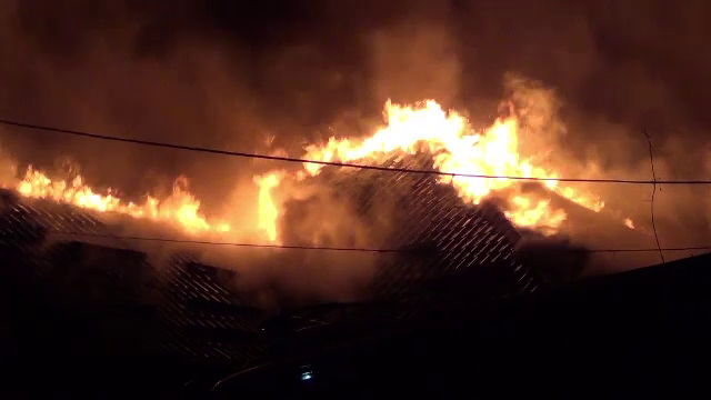 Flăcările au mistuit o casă și două anexe, în Târgu Ocna