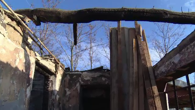 Un incendiu puternic a distrus casa unei familii din Dâmbovița