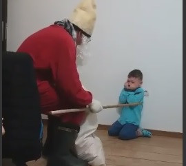 Copil, umilit și amenințat de iubitul mamei sale, care era deghizat în Moș Crăciun. VIDEO