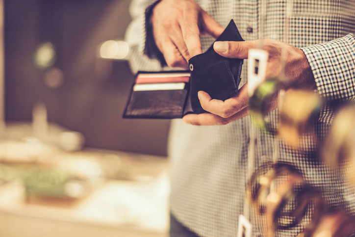 Portofel cu acte şi cu 2.300 de euro găsit de doi angajaţi ai firmei de salubrizare din Focșani