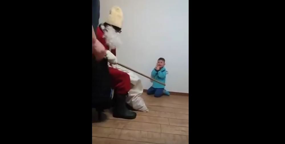 Anchetă în cazul imaginilor în care un bărbat costumat în Moş Crăciun terorizează un copil