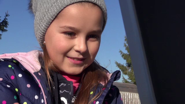 Cadouri pentru copii sărmani de la elevii unei școli din Bacău. O fetiță a rămas uimită când a văzut darul ei