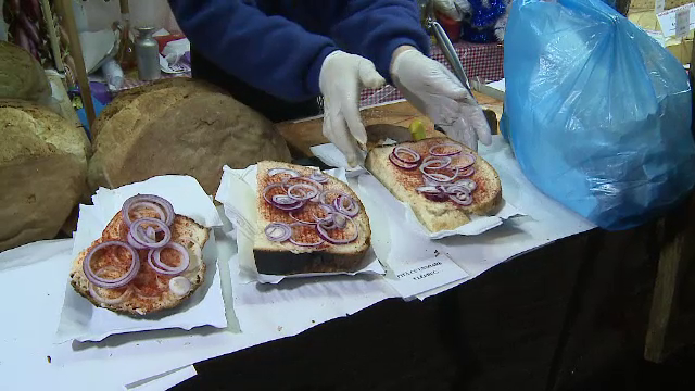 România miroase a afumătura şi este plină de tentaţii. Vedeta sezonului: pita unsă cu untură