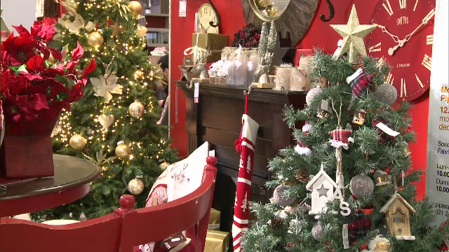 Globuri din lemn și ghirlande din iută sau hârtie - noile tendințe în materie de podoabe pentru Crăciun