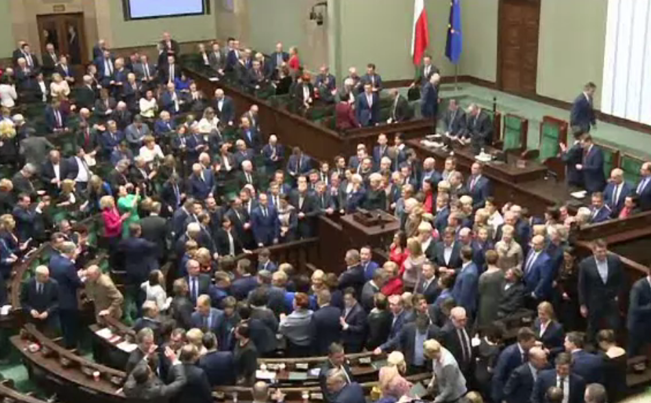 Conservatorii polonezi au adoptat două legi controversate privind reforma justiţiei