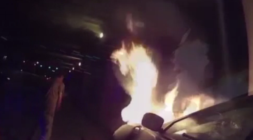 Lupta disperată a unor polițiști pentru a salva doi oameni captivi într-o mașină în flăcări