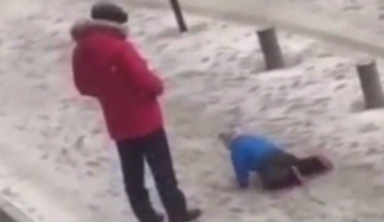 Imagini tulburătoare. Gestul unui tată furios că fiul său nu stă în picioare pe gheață. VIDEO