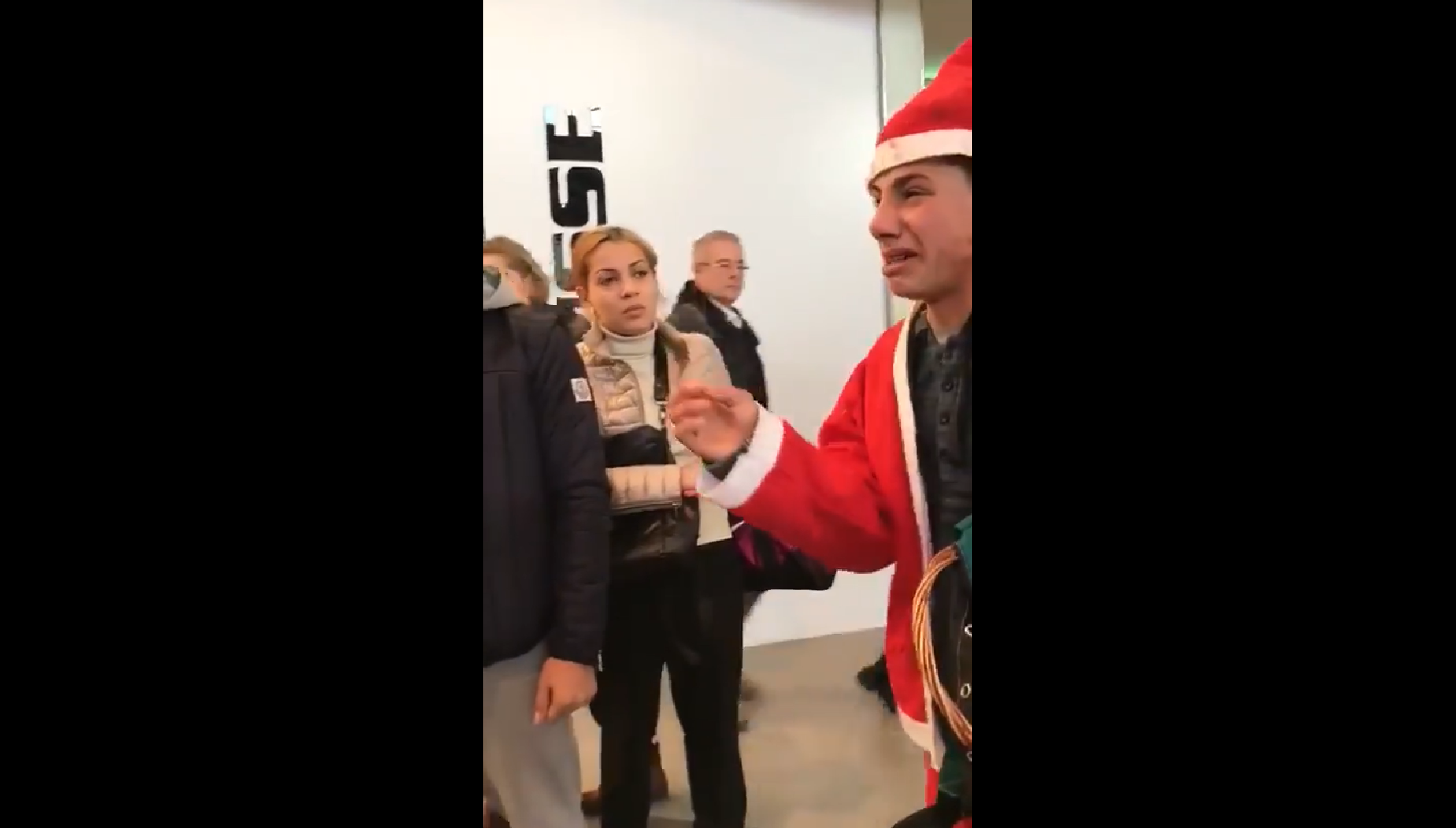 Un copil deghizat în Moș Crăciun, bătut într-un mall de agenții de pază. Poliția a deschis dosar penal