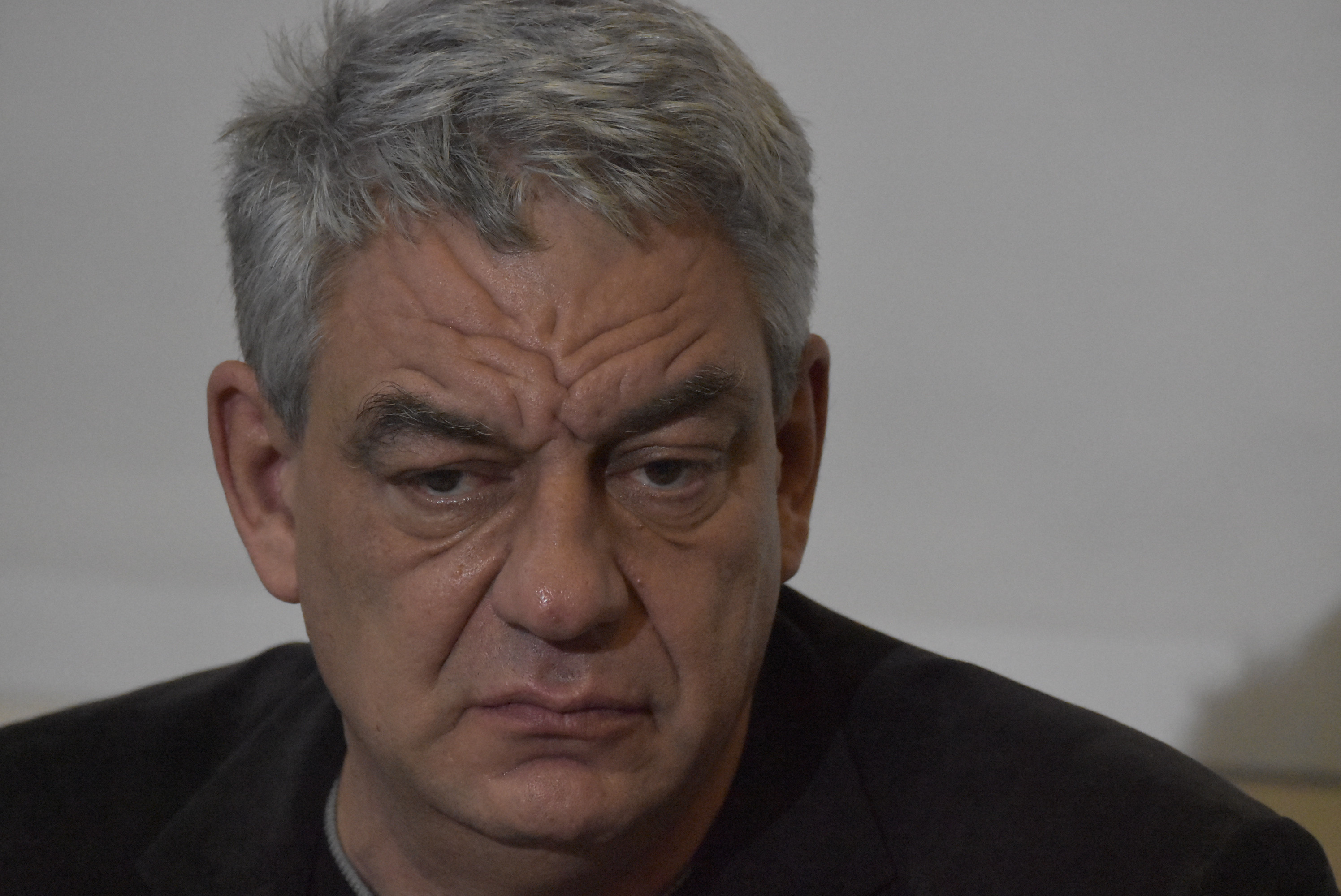 Fostul premier Tudose, ironic la adresa lui Dragnea: "Să pun o poză cu el în maşină"