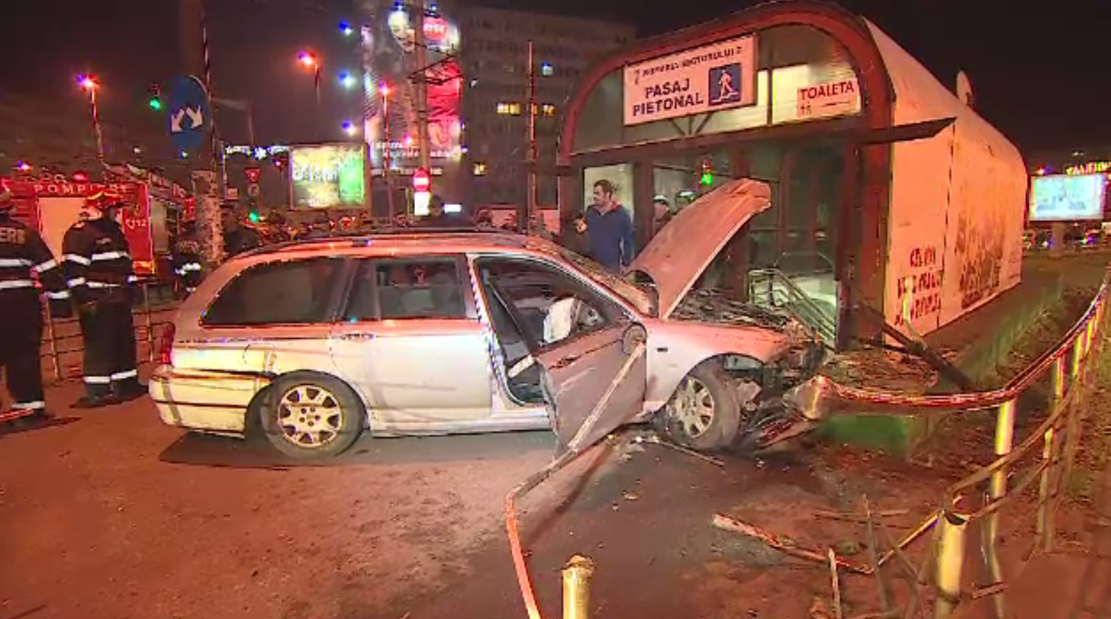 Accident grav în capitală. O mașină s-a izbit frontal de stația de metrou Obor