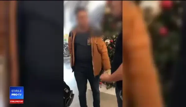 Un copil deghizat în Moș Crăciun, bătut într-un mall de agenții de pază. Poliția a deschis dosar penal