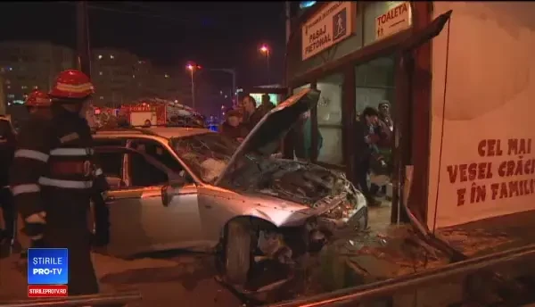 Accident grav în capitală. O mașină s-a izbit frontal de stația de metrou Obor