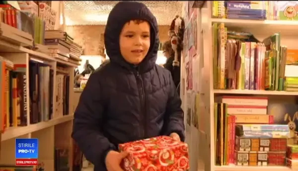 De Crăciun, românii se solidarizează în acte de caritate, pentru cei sărmani