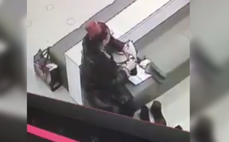 Femeie jefuită într-un magazin din Timișoara de o suspectă care a profitat de neatenția ei