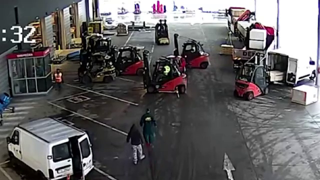 Hoți din Cehia, blocați cu motostivuitoarele până la sosirea poliției. Operațiunea, filmată